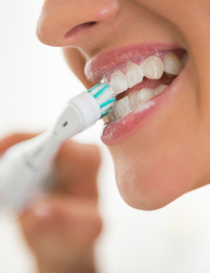 Îngrijire orală adecvată, periajul dinților, folosirea unei paste de dinți care protejează dinții împotriva sensibilității dentare