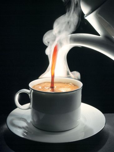 cafeaua fierbinte care curge dintr-un ceanic elegant - de evitat băuturile și mâncărurile fierbinți după extracție sau tratament de canal