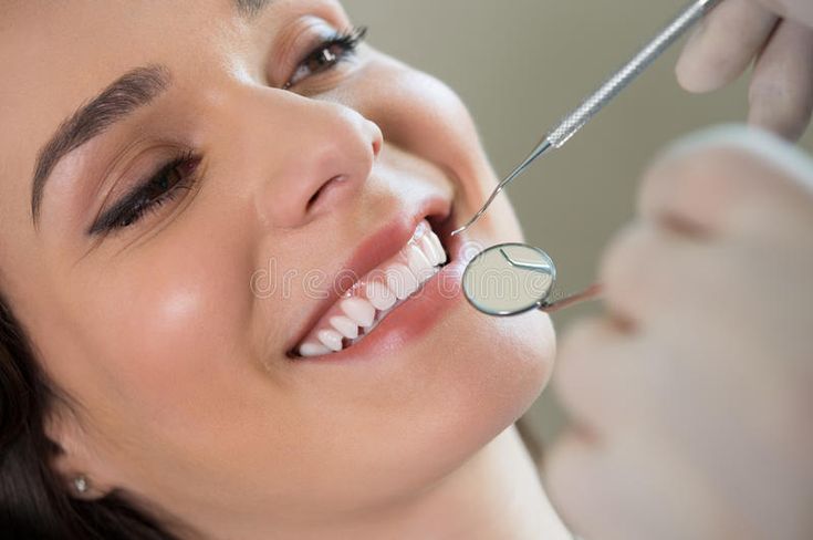 femeie frumoasă la dentist pentru un control de rutină după extracție sau tratament de canal