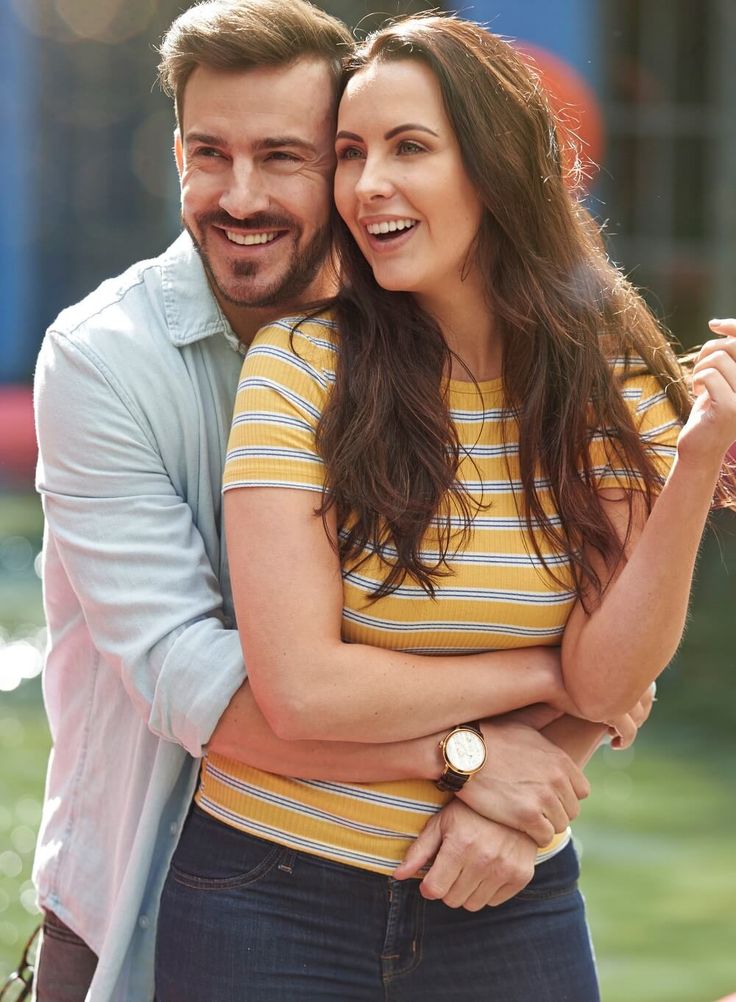 cuplu în natură, se țin în brațe și zâmbec cu un zâmbet complet, frumos lși sănătos - Sinus Lift