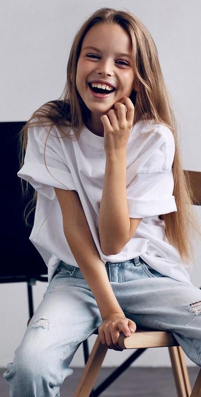fată care zâmbește cu un zâmbet frumos și alb, păr blond.