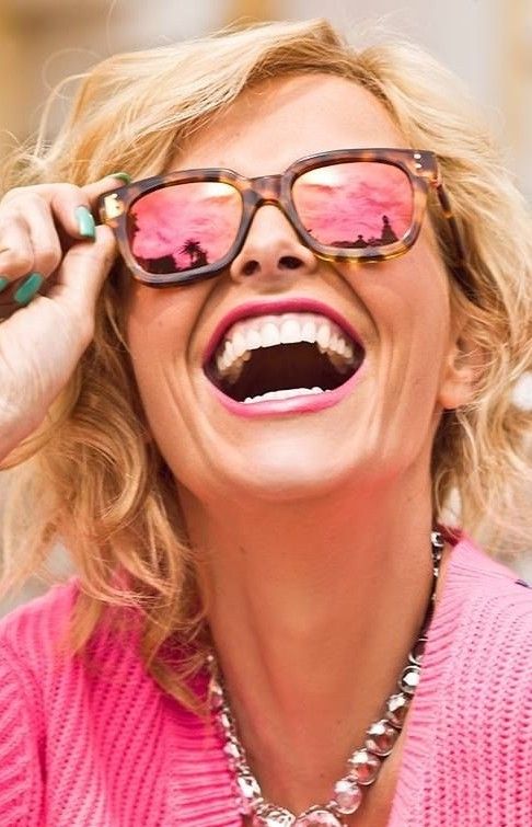 femeie blondă și frumoasă care zâmbește cu o dantură perfectă - implant vs punte