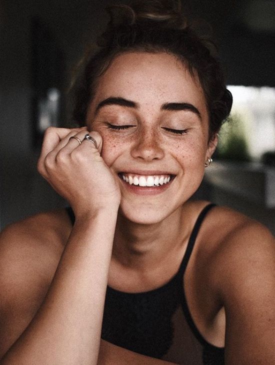 femeie brunetă, ușor pistruiată și foarte frumoasă, un zâmbet perfect și strălucitor cu Sinus Lift