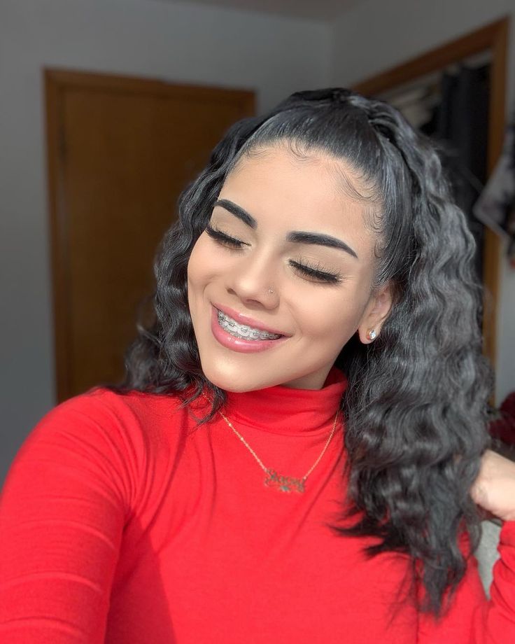 Femeie brunetă și frumoasă care poartă aparat dentar pentru a avea un zâmbet impecabil și perfect